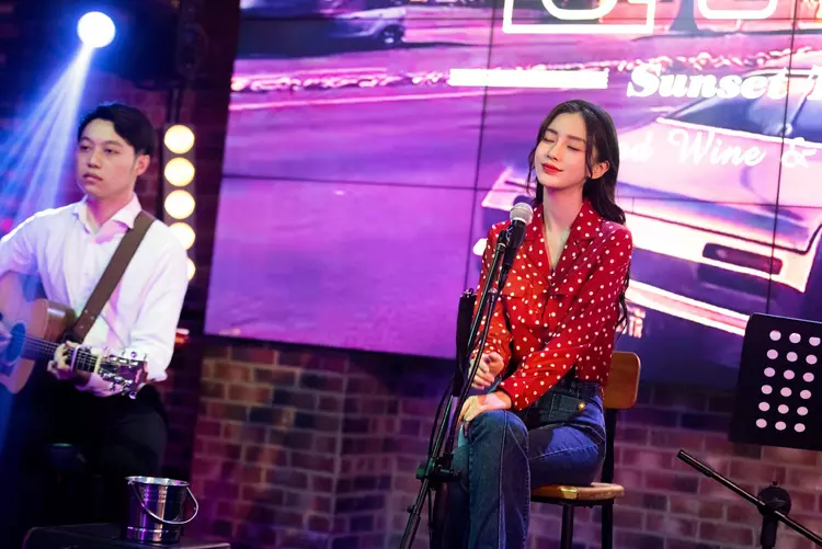 杨颖疯马秀内场照曝光，再度引发质疑，无视舆论争议终自食了恶果