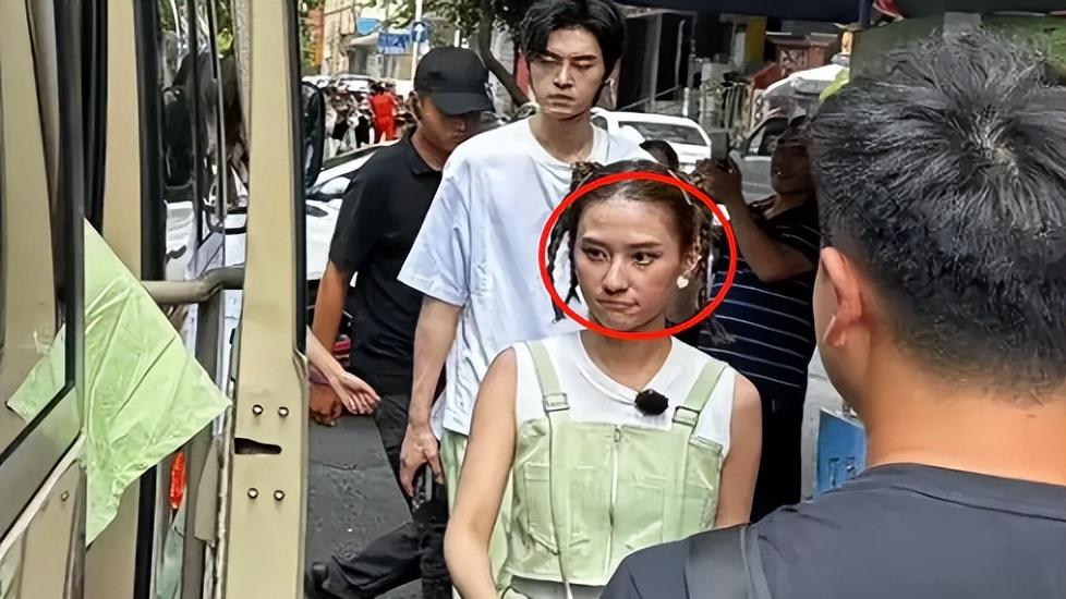 何超莲被曝婚变后现身，素颜气色差脸上爆痘，扎拳击辫似小学生