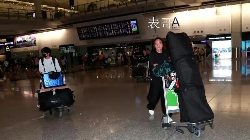 谢霆锋国外与女子亲密，狠心让儿子搬运行李，自己却两手空空耍帅