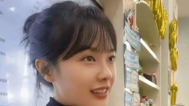 挖呀挖黄老师现身小杨哥直播间，出场费120W，网友直呼听到就想吐