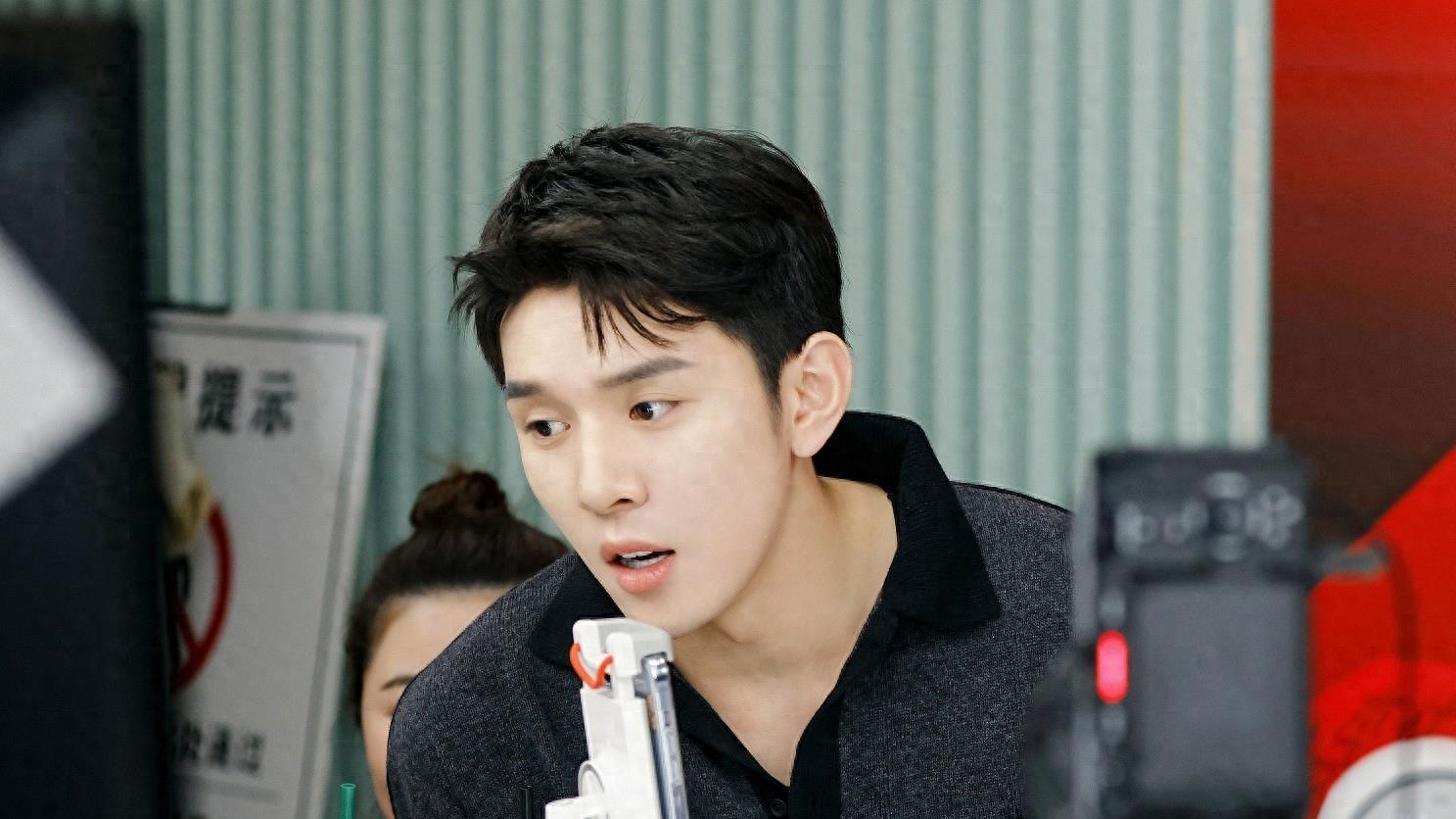 李佳琦直播间现状，全程面无表情不敢看弹幕，雇水军刷屏屡屡遭举报