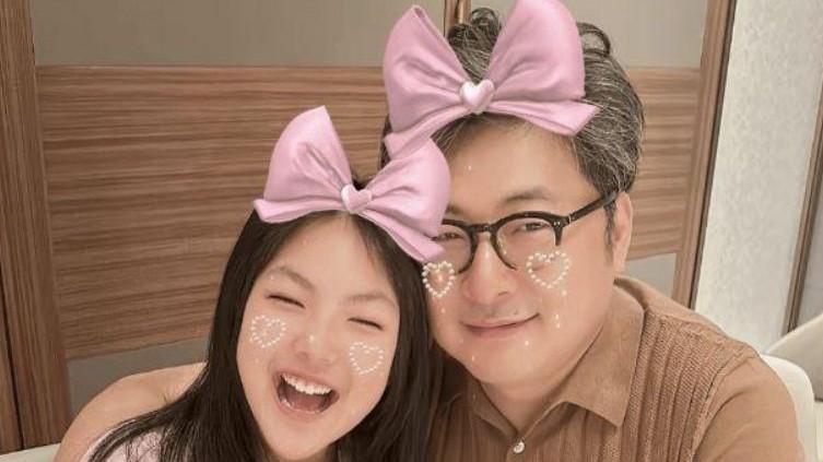 李湘|李湘王岳伦带王诗龄逛街，李湘胖到认不出，夏天穿外套不怕热