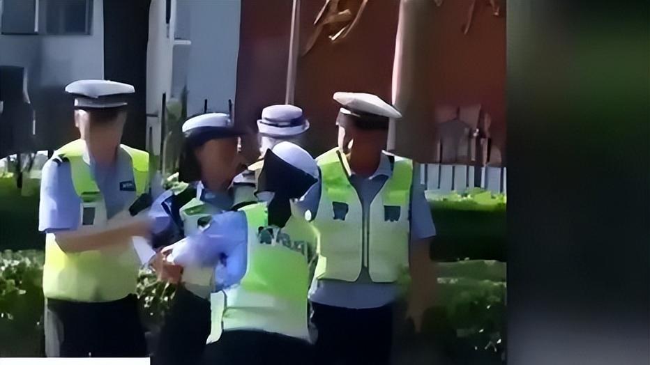 女交警情绪失控大喊“弄死你”，评论区意外的团结，处理结果出炉