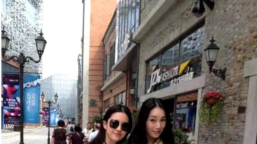 刘亦菲早年跟小姨合影，小姨比妈妈还漂亮，而且全是纯天然