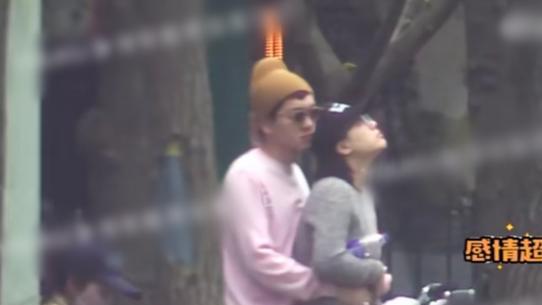 马思纯|马思纯张哲轩路边亲密拥抱与男性好友挽着胳膊有说有笑心情好