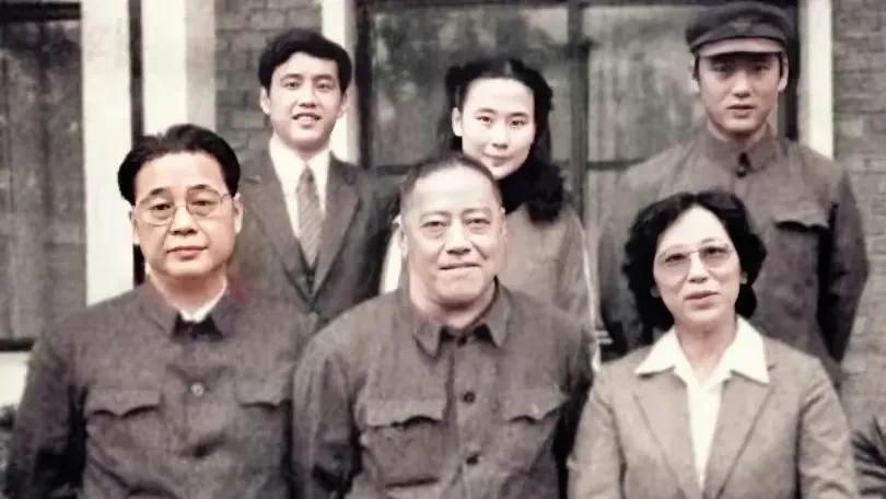 朱琳|1984年，一张罕见的李鹏全家福，自己的妻子朱琳与女儿李小琳，竟全出镜