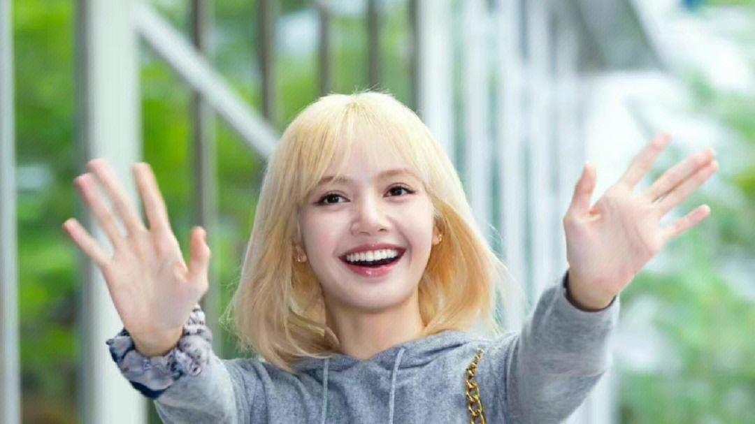 韩国顶级娱乐公司放弃的LISA，如今模样大变样，造型一言难尽