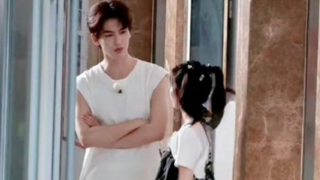 古力娜扎|跑男下期路透，白鹿张凌赫被曝恋情后首同框，小动作暴露真实关系