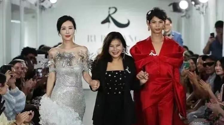田朴珺纽约时装周走秀，疑走国际化路线，王石让小娇妻抛头露面。