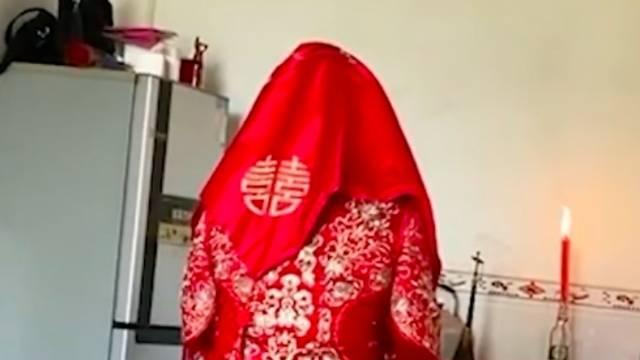 新娘被要求坐主厅5小时脚不能沾地