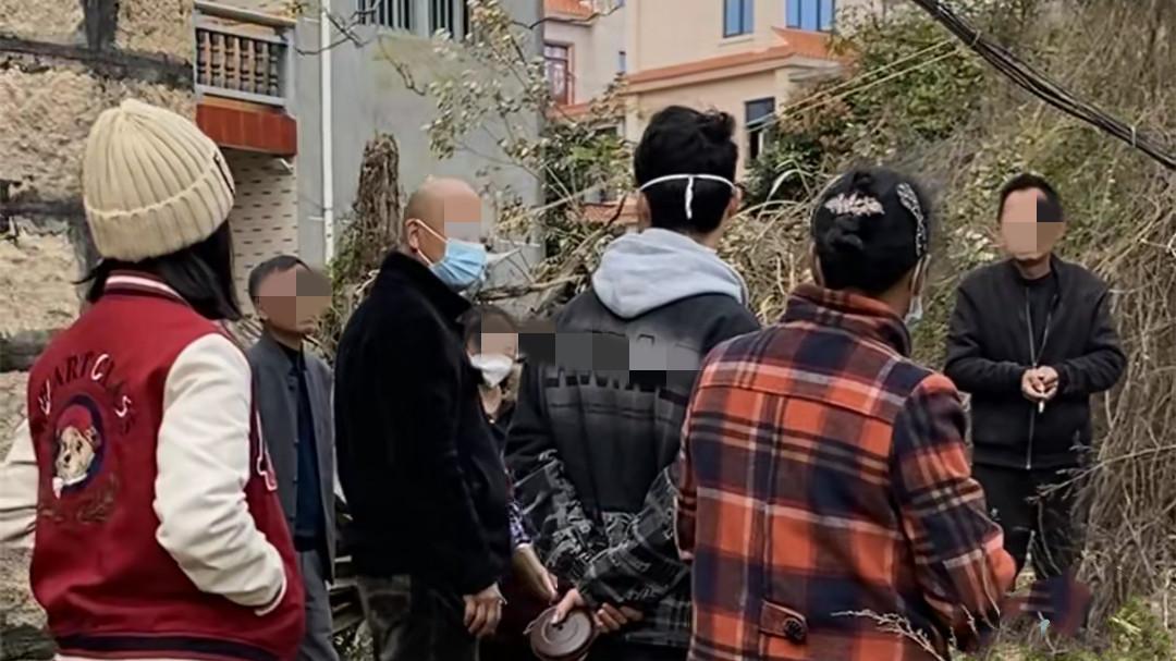 福建一男子家老人去世后，邻居偷建围墙占地，还要求他再让1.5米