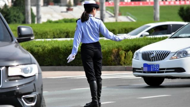 闹大了！执勤女交警因戴防晒袖，穿高跟鞋，行走姿势被骂招蜂引蝶