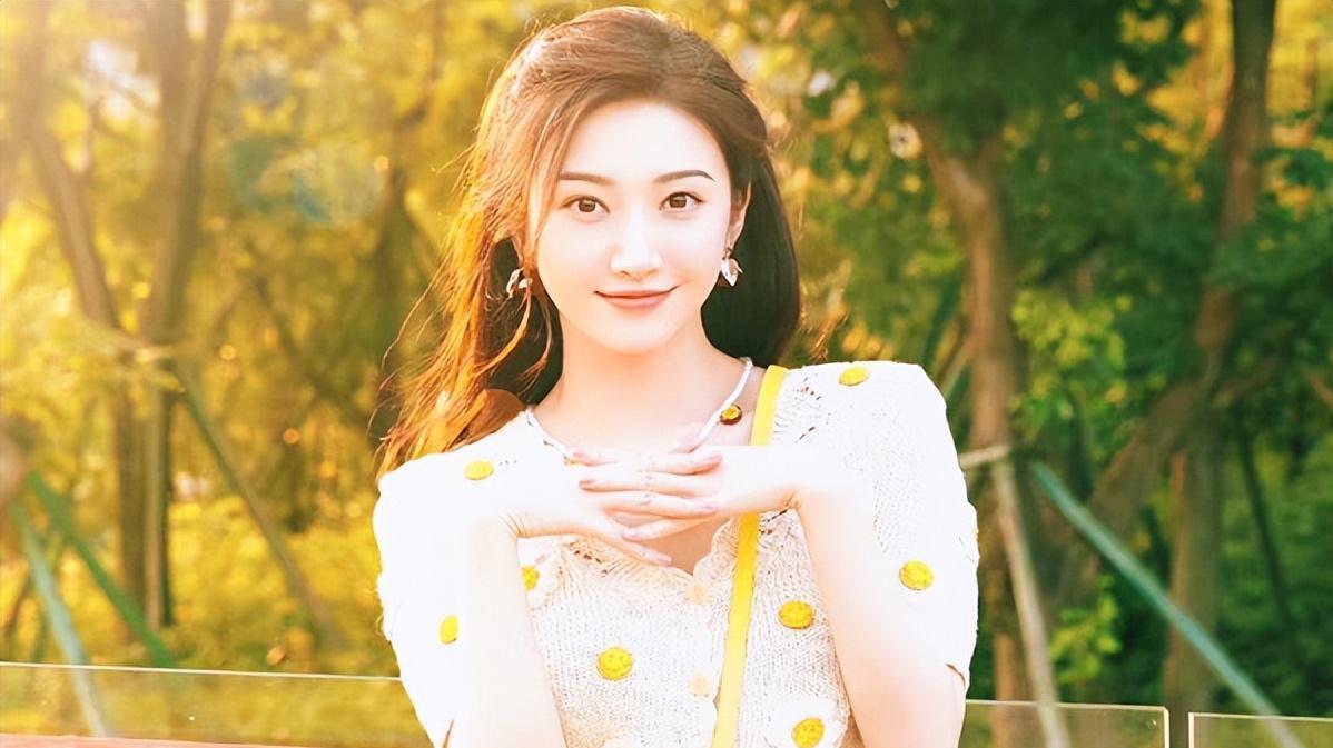 景甜|景甜情色广告风波后首露面！包裹严实怕被认出，餐桌上闷头玩手机