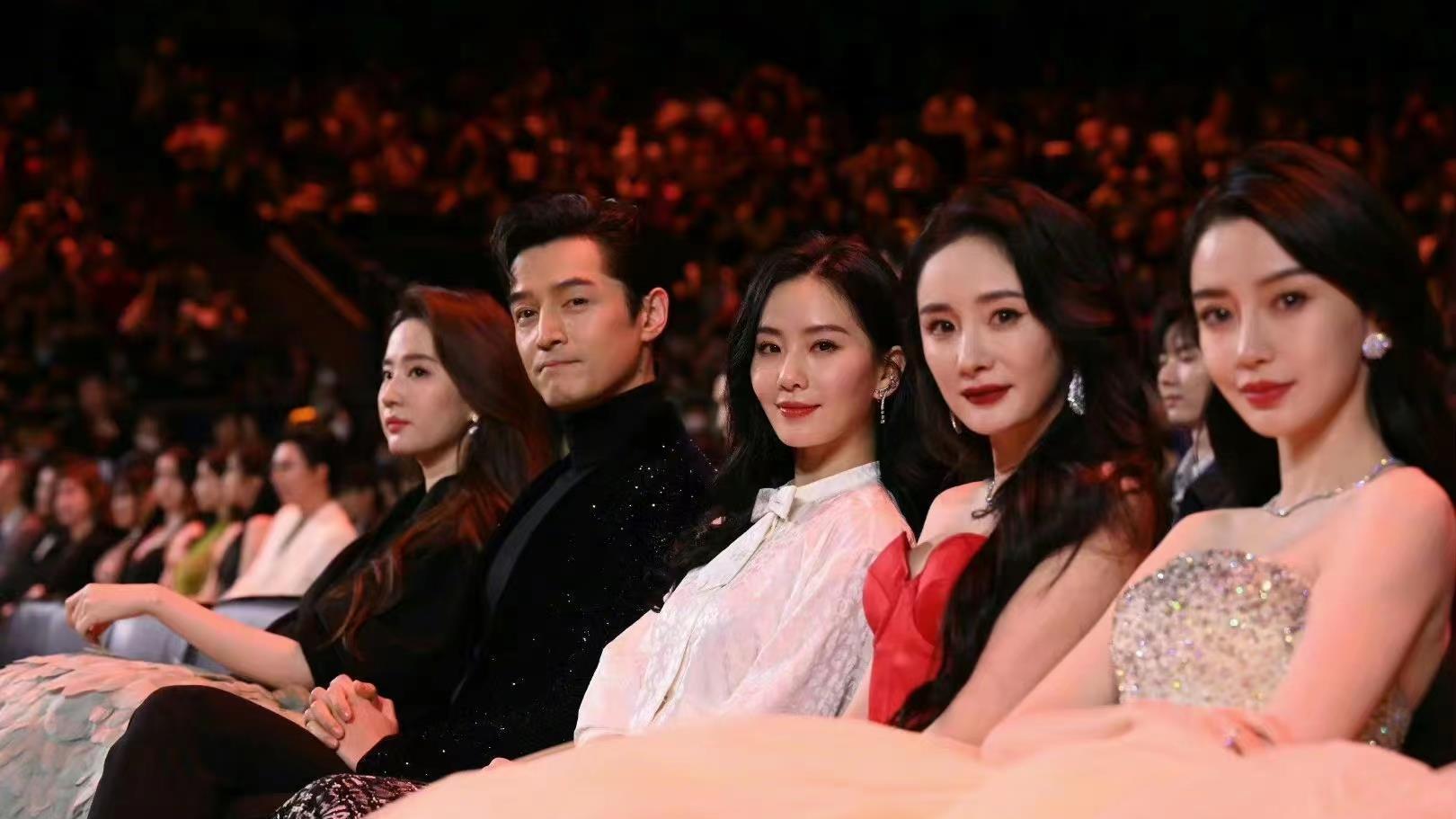 杨幂|微博之夜成“照妖镜”，明星小动作全照出来了