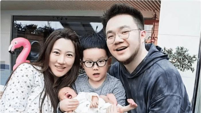 巴图|巴图晒全家福被疑有仨儿子，娃虎头虎脑像宋丹丹，和英达决裂多年