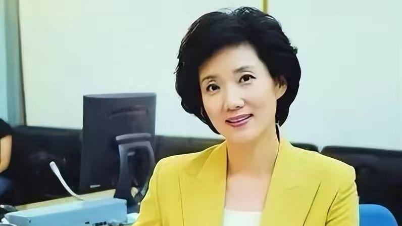 宋茜 李修平才是“反油腻”女人：西装得体，短发微卷，59岁气质惊艳