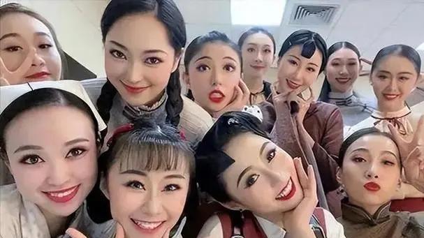 许家印亲自“面试”恒大歌舞团，三朵金花照片流出，如今嫁大人物