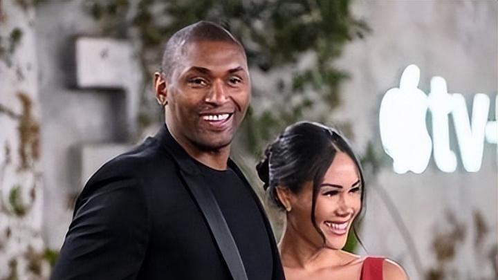 40岁中国女歌手与黑人球星同居，却被家暴至肛裂，真是美女与野兽