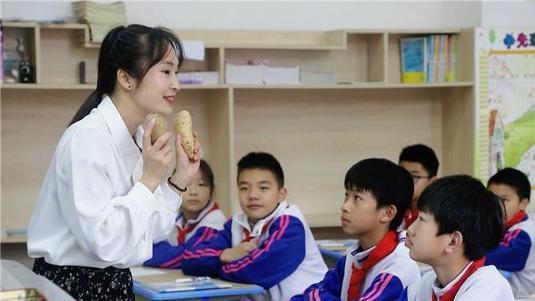 西周|185女生应聘老师被拒，对方嫌女生太高，是弯腰累还是职场歧视？