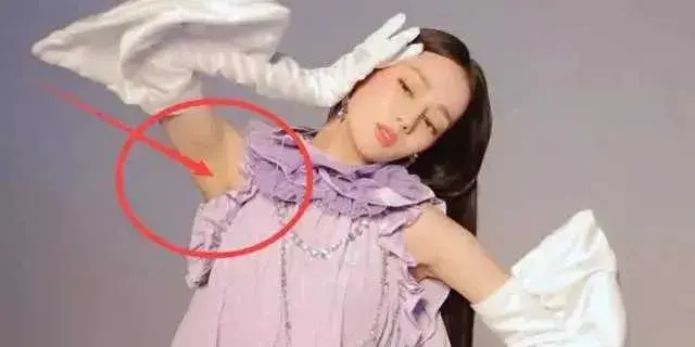 迪丽热巴手举过头顶摆拍，忽略了自己穿的吊带裙，这腋毛我看吐了