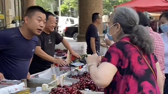 李明启|87岁李明启现身菜市，住附近千万豪宅，得知樱桃20元一斤转身就走