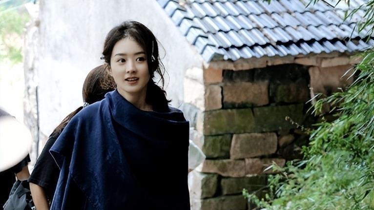 杨颖脚趾甲过长被嘲后，赵丽颖没穿鞋拍照，脚部处理却被赞接地气！