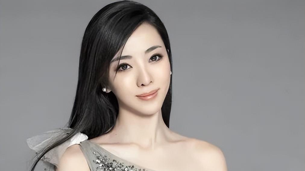 李思思|“央视花旦”李思思：嫁大学同学，3年生2子，婚后被老公宠上天