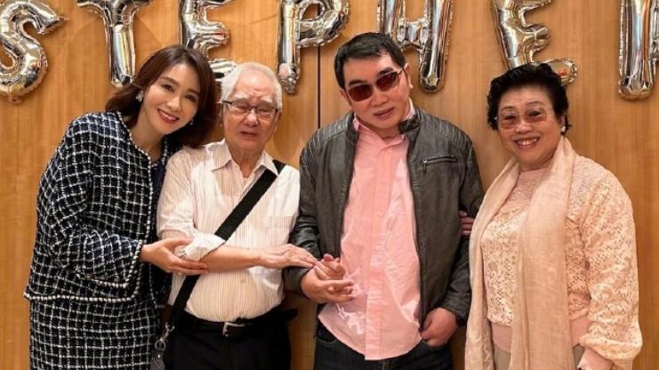 52岁黎姿晒原生家庭全家福！其弟弟一度成为植物人，花11年站起来