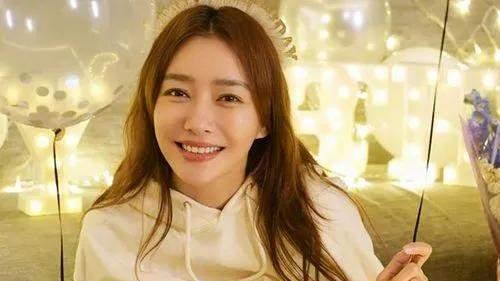 宋仲基|“中年美妇”秦岚：44岁恋上小10岁的魏大勋，用前途赌他不会变心