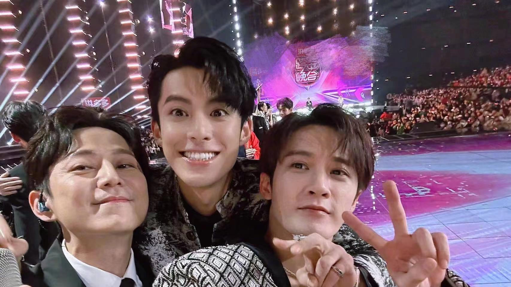 何炅|曝何炅爸爸去世已出殡，跨年夜上含泪主持