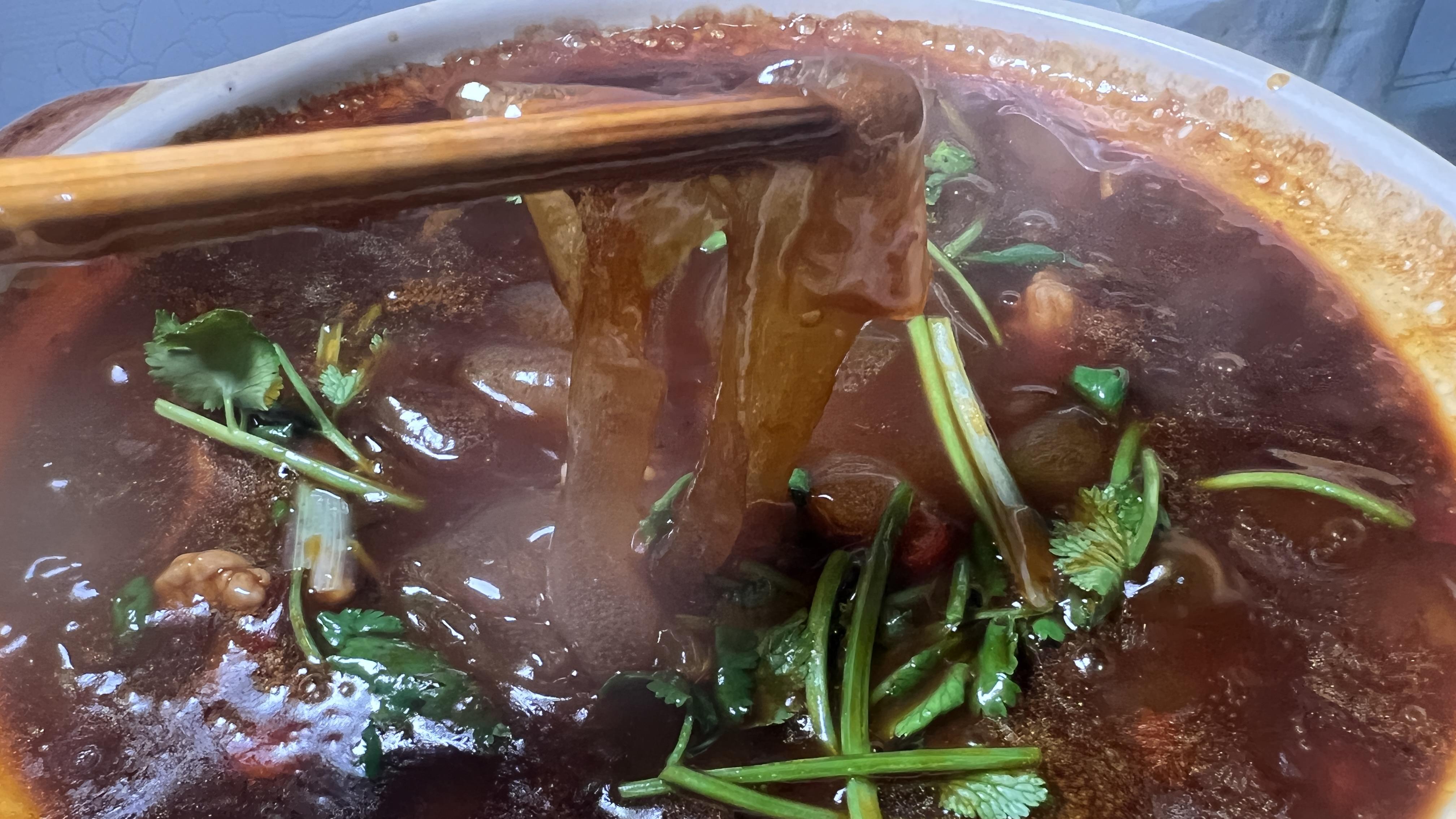 东北大拉皮|东北大拉皮不要凉拌啦，加一块瘦肉炒一炒，出锅热气腾腾，超下饭
