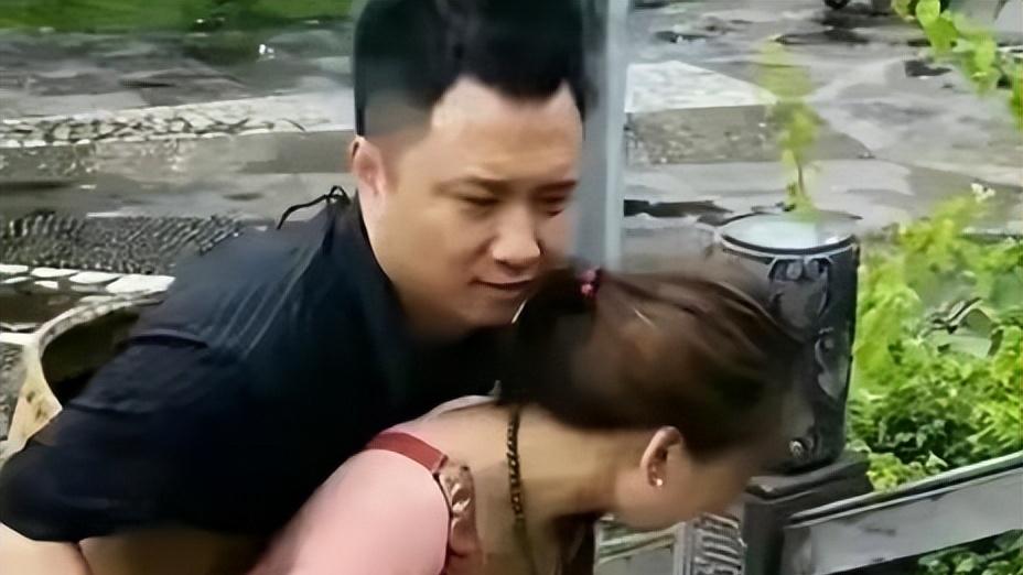 网红“连体夫妻”：无腿丈夫劈腿女粉丝，独臂妻带娃离开后怎样了