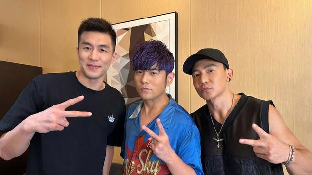 周杰伦圆郭艾伦万人演唱会梦想，跨界合唱《稻香》