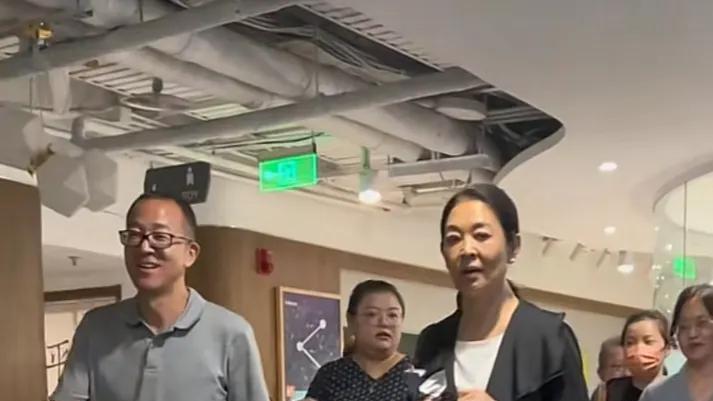 看路人拍倪萍，减肥没变漂亮反而更像老太婆了