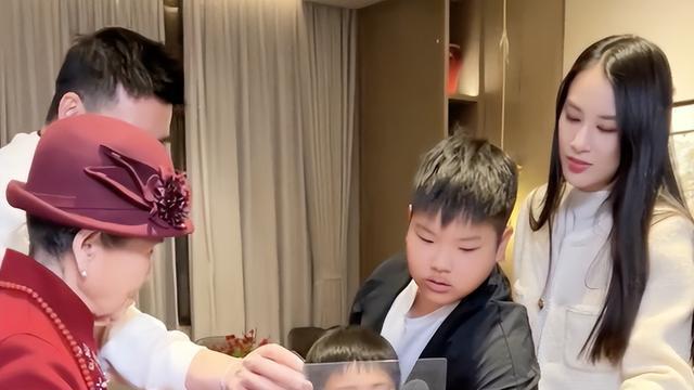 安迪|黄圣依懒理偏心风波，发视频炫耀安迪做的松饼，疑为儿开瘦脸特效