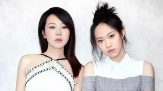 邹元清 闫妮携女儿见世面，50岁闫妮太有熟女韵味，23岁邹元清长相普通没辨识度，难怪捧不起