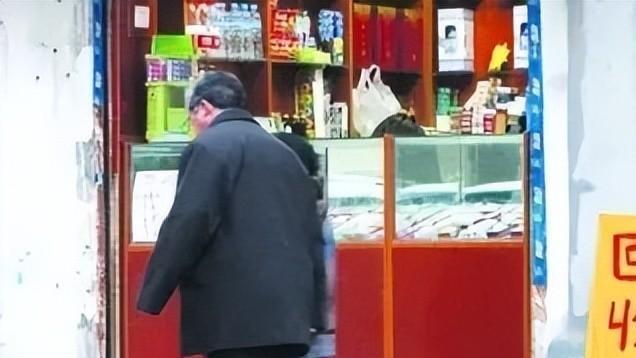 街头“高价回收老酒”实际上是骗局？擦亮双眼，不要贪占小便宜！