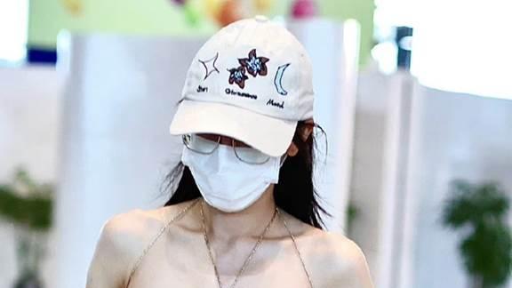 迪丽热巴露背被摸后，外网发视频又被男网友骚扰，被嘲又当又立