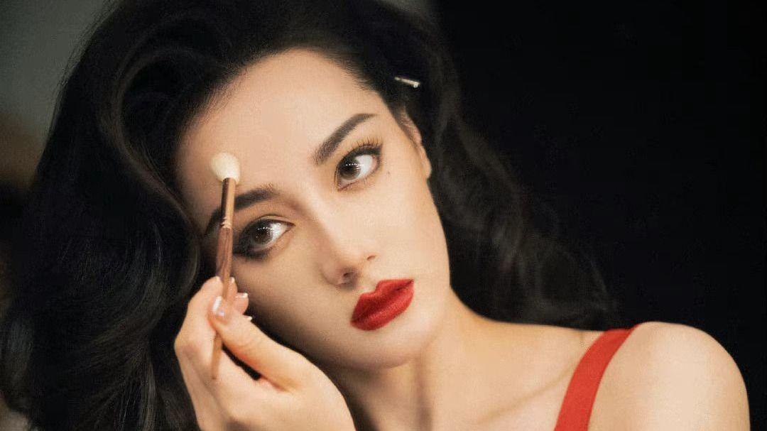 迪丽热巴 迪丽热巴美得不可方物，红唇大眼演绎复古美人，一颦一笑都很养眼