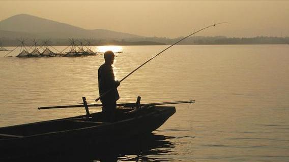 钓鱼|最狠钓鱼佬！“长虫”都已经钻进了裤裆，依旧能淡定遛鱼