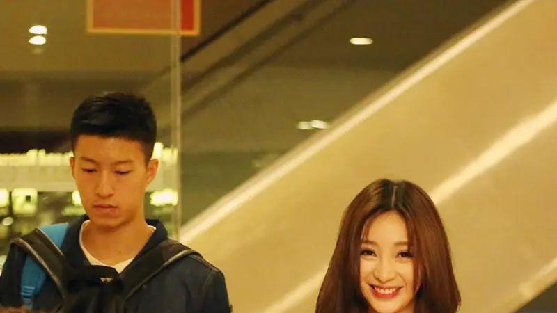 42岁柳岩为何至今没人娶？当她穿开叉裙转身那刻，网友：压力山大