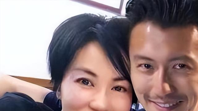 张柏芝|42岁张柏芝疑自曝恋情！十指紧扣、男方身份不简单，已获继子认可