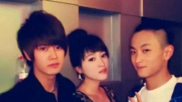 任嘉伦兰贺合照曝光，被扒两人10年前就认识，辛芷蕾也在吃瓜！