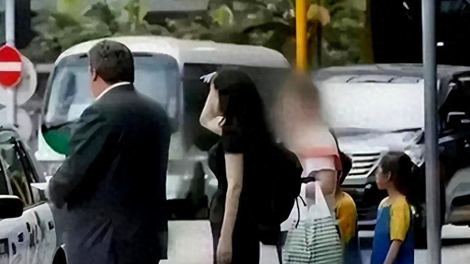 61岁利智街头打车，身材饱满风韵犹存，难怪赌王会为她神魂颠倒