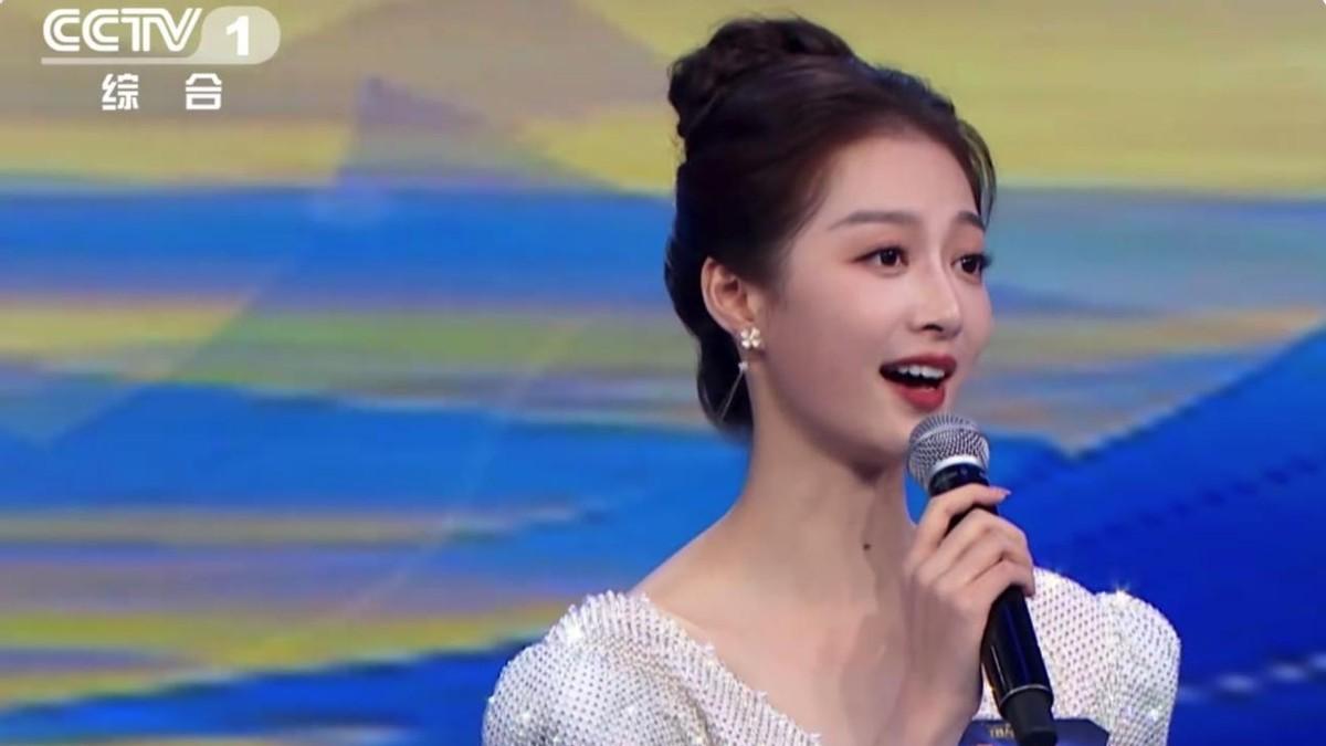 又被央视冠军女主持惊艳了！高颜值不输女明星，名校毕业气质出众