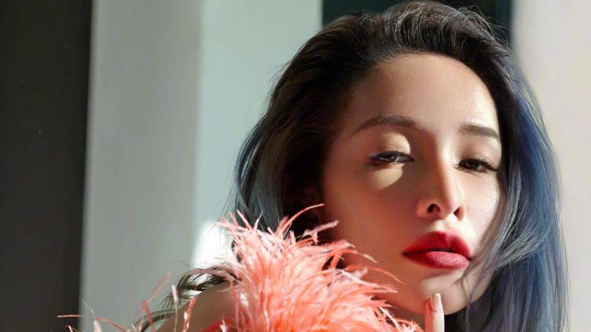 44岁萧亚轩新MV状态堪忧：双眼皮贴翘边，流泪后脱妆，假发片明显