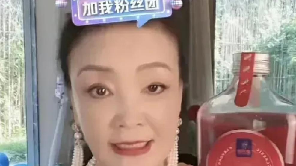 张兰直播透露心里真正担忧：为孙辈担心家里的“披着羊皮的狼