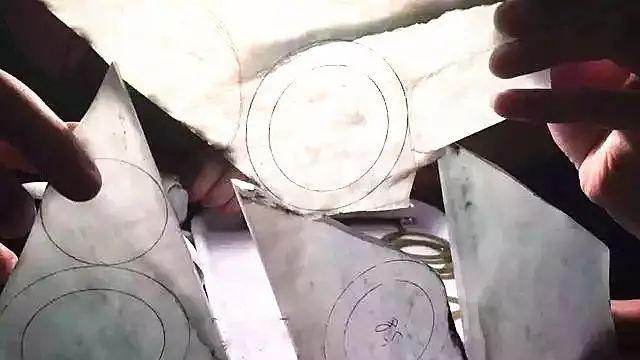 核桃|一块高冰片料，取出3条玻璃种飘花手镯！