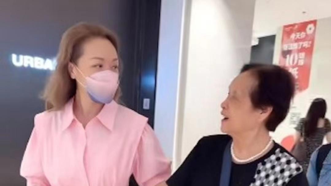 有孝心！TVB女星带93岁妈妈游杭州，曾错爱人夫做第三者今享受单身