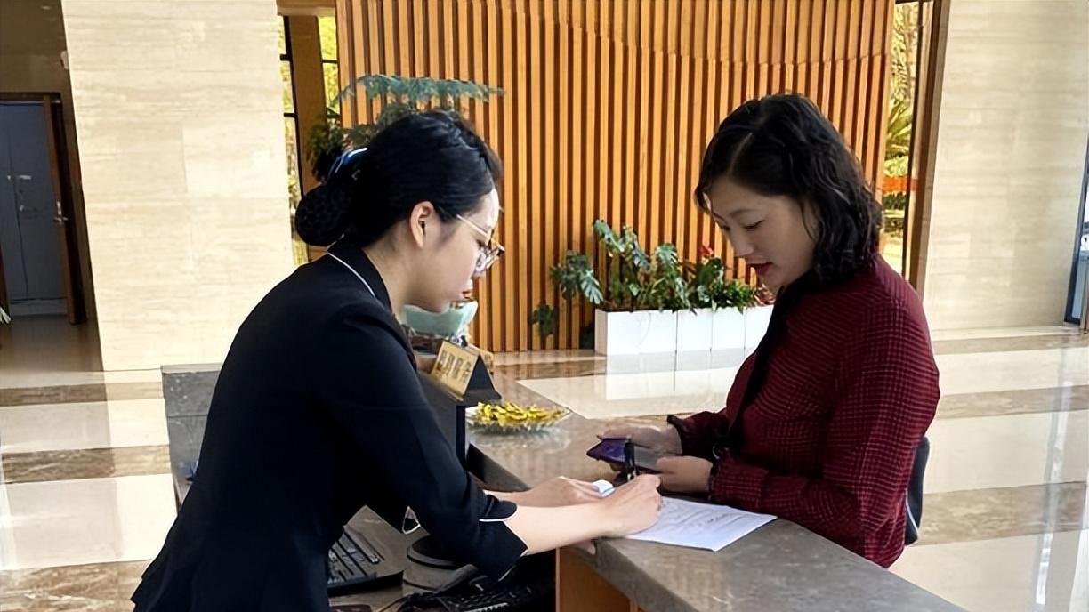 高校|校招的底线越来越低，“歌厅公主”来招高校生，企业的解释很苍白